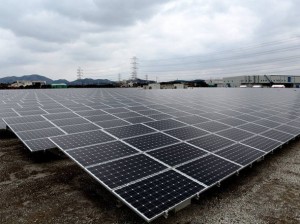 Energia solar no Japão: país mais do que dobrou a capacidade de energia solar desde o começo de um programa de incentivos à energia limpa em julho de 2012